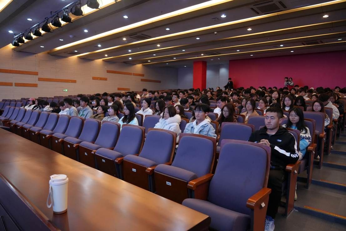 会议室里的人们 AI 生成的内容可能不正确。